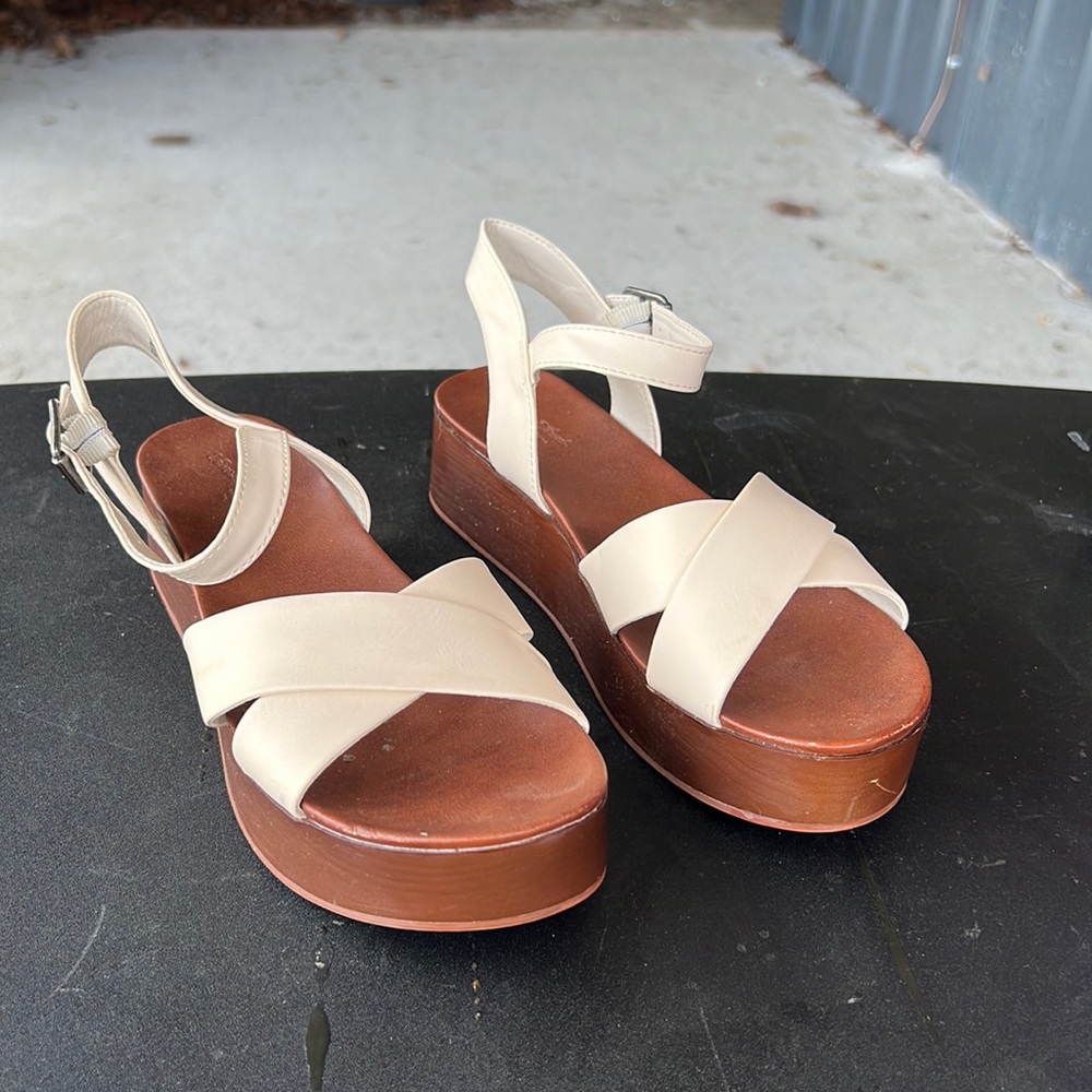 Universal Threads platform sandals